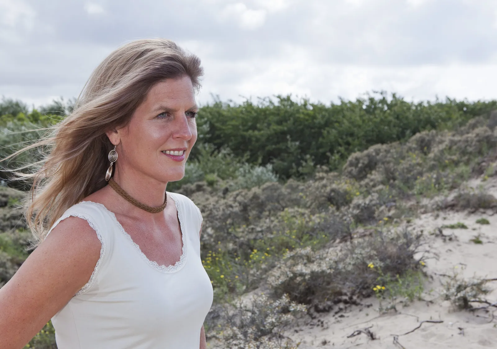 Suzanne de Moor in de duinen