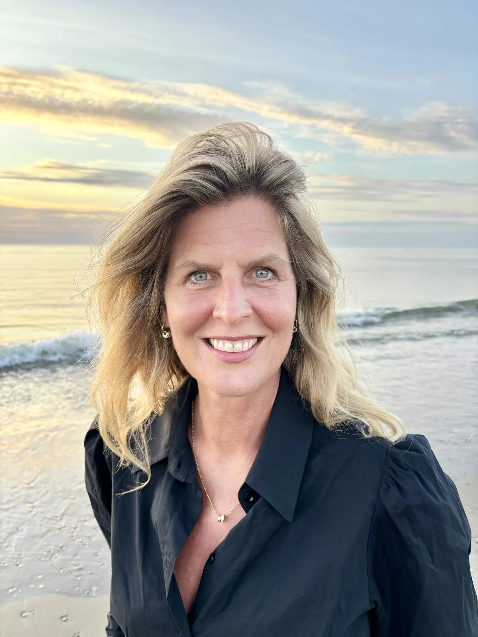 Suzanne de Moor aan zee